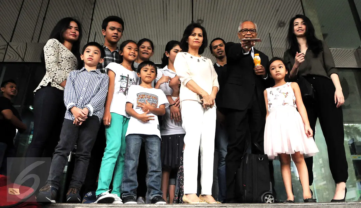 OC Kaligis menerima kunjungan keluarganya usai mengikuti Misa Natal di KPK, Jakarta, Jumat (25/12/2015). Kesempatan tersebut dimanfaatkan OC Kaligis untuk berpelukan dan berfoto bersama anggota keluarganya. (Liputan6.com/Helmi Afandi) 