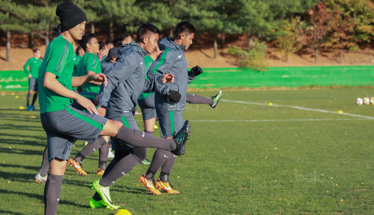 Para pemain Timnas Indonesia U-19 melakukan pemanasan saat latihan di Paju National Football Centre, Gyeonggi, Minggu (29/10/2017). Persiapan dilakukan Timnas U-19 jelang laga Kualifikasi Piala Asia 2018. (Bola.com/Media PSSI)