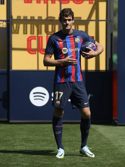 Pemain baru Barcelona Marcos Alonso berpose untuk foto saat diperkenalkan secara resmi menjelang Liga Champions kontra Viktoria Plzen di Ciudad Deportiva dekat Barcelona pada 6 September 2022. Klub asal Catalanio itu telah mendapatkan Marcos Alonso dari Chelsea sebagai bagian dari kesepakatan terakhir untuk Pierre-Emerick Aubameyang.  (Photo by Josep LAGO / AFP)