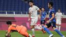 Di akhir babak kedua, tepatnya di menit ke-90 Spanyol lagi-lagi membuang peluang. Rafa Mir melepaskan tendangan dari jarak dekat yang masih mampu ditangkap kiper Jepang, Kosei Tani. Babak kedua berakhir 0-0. (Foto: AP/Martin Mejia)