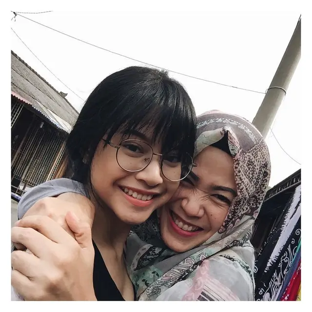 Sering Dikira Kakak, Ini 6 Kebersamaan Hanggini dan Ibunda yang Jarang Tersorot