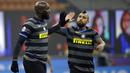 Pemain Inter Milan Romelu Lukaku (kiri) merayakan golnya ke gawang Benevento bersama rekan setimnya Arturo Vidal pada pertandingan Serie A Liga Italia di Stadion San Siro, Milan, Italia, Sabtu (30/1/2021). Inter Milan membantai Benevento 4-0. (AP Photo/Luca Bruno)