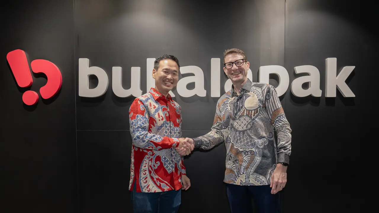 Kerja sama secara simbolis diwakilkan oleh: Victor Lesmana, CEO of BukaFinancial & Commerce Bukalapak dan Brooke Patterson, Indonesia Country Lead, Inclusive Financial Systems Bill & Melinda Gates Foundation. (Foto:Bukalapak)
