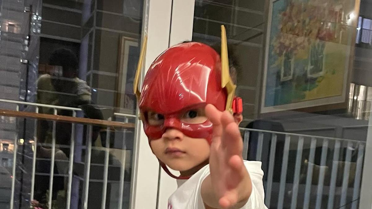 5 Potret Rayyanza Cosplay Jadi Superhero Flash, Dipuji Lucu dan Menggemaskan oleh Netizen