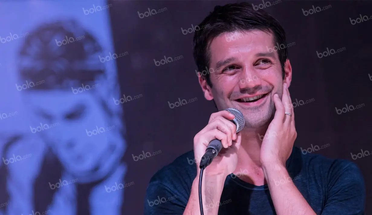 Mantan kapten Inter Milan, Cristian Chivu, menyambangi Indonesia dalam acara Gathering Akhir Musim Inter Milan, Minggu (15/5/2016) beberapa waktu lalu. Pria Rumania ini tampak ramah menyapa para fans Nerazurri. (Bola.com/Vitalis Yogi Trisna)