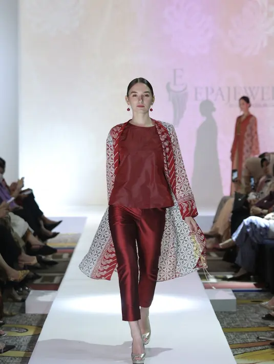 Batik Danar Hadi memberikan berbagai program penawaran istimewa untuk pembelian produk raya collection PUSPA MAYA pada saat pelaksaan acara ini dan sampai tanggal 31 maret 2023 untuk pembelian di toko batik danar hadi dengan memberikan diskon sebesar 15% untuk raya collection Puspa Maya, dan hasil penjualan akan disumbangkan kepada Yayasan Jantung Indonesia (YJI). Credit: Daniel Kampua