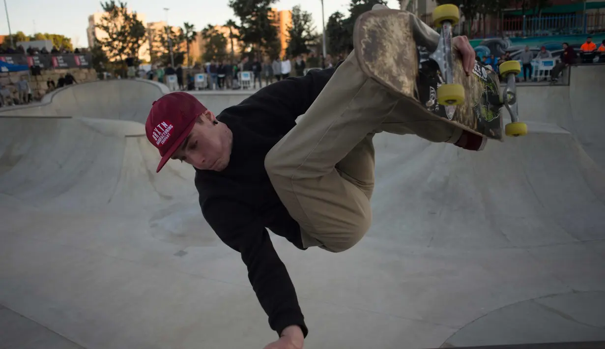 Peserta saat mengikuti kompetisi Kejuaraan Skateboard Malaga Natural Bowl Riders II di Malaga, Spanyol (17/12).  (AFP Photo/Jorge Guerrero)
