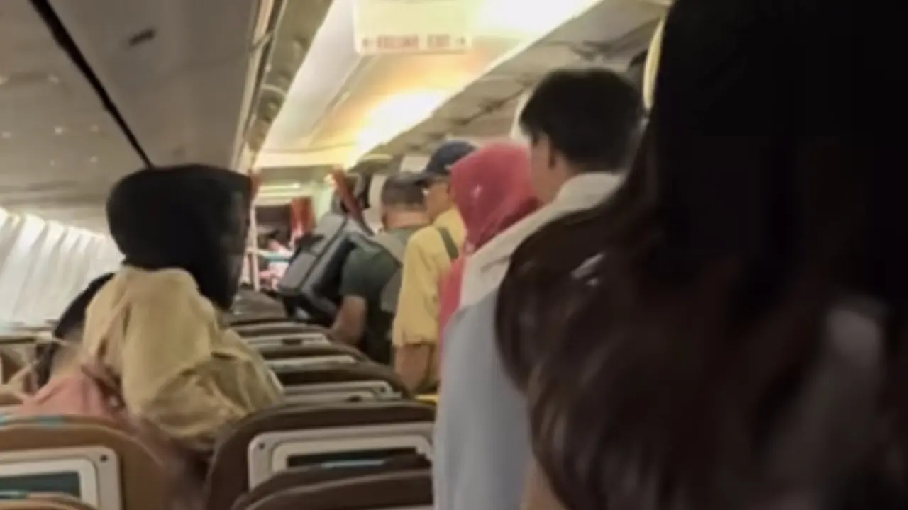 Suasana di dalam kabin pesawat Garuda Indonesia saat akan menuruni pesawat.