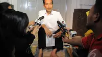 Gubernur DKI Jakarta Joko Widodo menjawab sejumlah pertanyaan wartawan di Rumah Dinas Gubernur DKI Jakarta, Rabu (1/10/2014) (Liputan6.com/Herman Zakharia)
