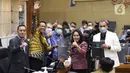 Menteri Pemberdayaan Perempuan dan Perlindungan Anak I Gusti Ayu Bintang Darmawati (kedua kanan) memberikan laporan pemerintah kepada Ketua Baleg DPR RI Supratman Andi Agtas (kedua kiri) saat rapat pembahasan RUU TPKS di Gedung Nusantara I, Jakarta, Rabu (6/4/2022). (Liputan6.com/Angga Yuniar)