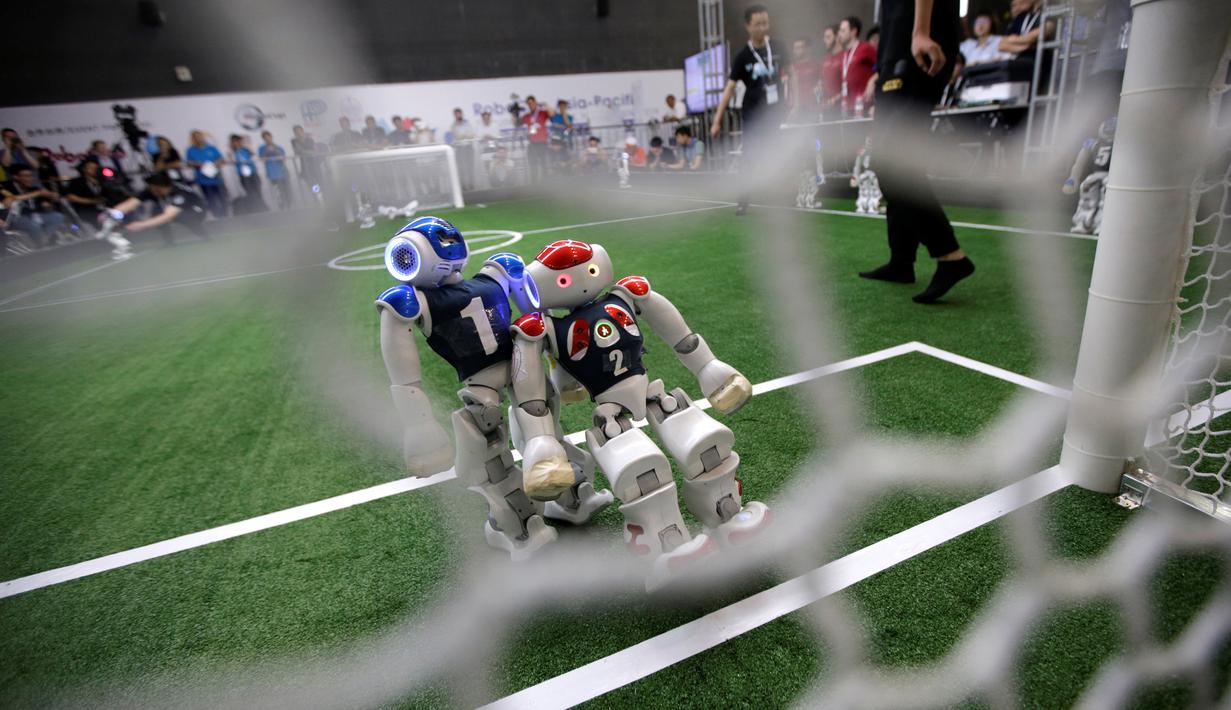 Pemain sepak bola robot jatuh di atas lapangan saat berlaga dalam pertandingan RoboCup Asia-Pacific Tianjin Invitational Tournament 2019 di Tianjin, China, Jumat (17/5/2019). (REUTERS/Jason Lee)