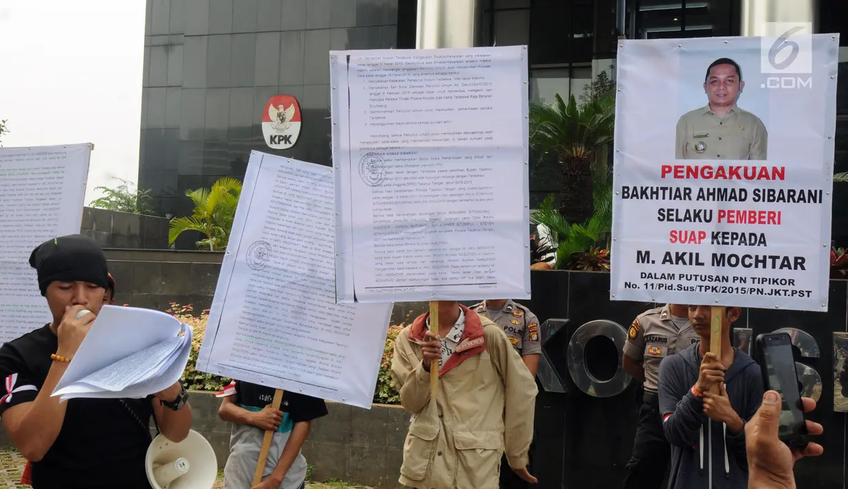 Aktivis dari Gema Tapteng berunjukrasa di depan gedung KPK, Jakarta, Rabu (16/5). Mereka mendesak pimpinan KPK mengusut tuntas Bupati Tapanuli Tengah Bakhtiar Ahmad Sibarani selaku pemberi suap kepada Ketua MK, M Akil Mochtar. (Merdeka.com/Dwi Narwoko)