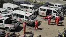 Para sukarelawan Palang Merah Lebanon memeriksa kerusakan pada ambulans penyelamat di lokasi serangan pesawat tak berawak Israel yang menargetkan markas mereka di kota Tyre, Lebanon Selatan, Senin 13 April 2026. Sebuah serangan pesawat tak berawak (drone) Israel menargetkan markas tim Palang Merah Lebanon. (Kawnat HAJU/AFP)