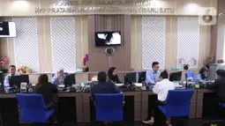 Petugas melayani masyarakat yang ingin melaporkan SPT di Kantor Direktorat Jenderal Pajak di Jakarta, Rabu (11/3/2020). Hingga 9 Maret 2020, pelaporan SPT pajak penghasilan (PPh) orang pribadi yang telah diterima Kantor Pajak telah mencapai 6,27 juta. (Liputan6.com/Angga Yuniar)