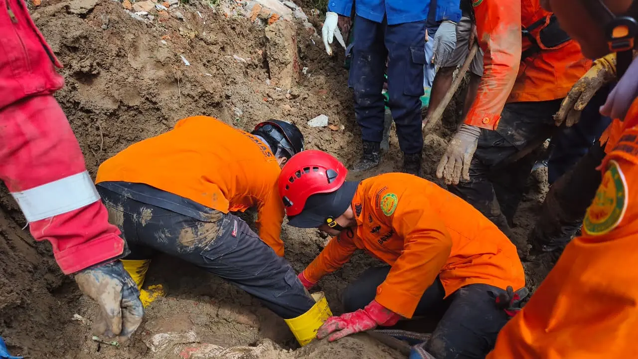 Proses Evakuasi Korban Longsor di Trenggalek