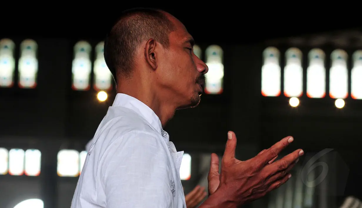Usai melakukan salat Jumat, sejumlah warga melakukan salat Gaib di Mesjid Agung Al'Akbar, Surabaya, Jumat (2/1/2015). Tampak salah satu warga terlihat khusyuk saat melakukan salat Gaib di Mesjid Agung Al'Akbar Surabaya. (Liputan6.com/Johan Tallo)