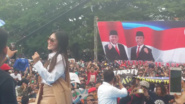 Pedangdut Via Valen menghibur para pendukung bakal calon Wali Kota Tegal  Tegal Dedy Yon Supriyono dan Jumadi (Liputan6.com/Fajar Eko Nugroho)