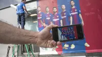 Sosok Neymar menghilang pada poster baru Barcelona yang baru dipasang, Rabu (2/8/2017). Kehadirannya sebelumnya terlihat dari foto yang diabadikan melalui telepon pintar. (AFP/Josep Lago)