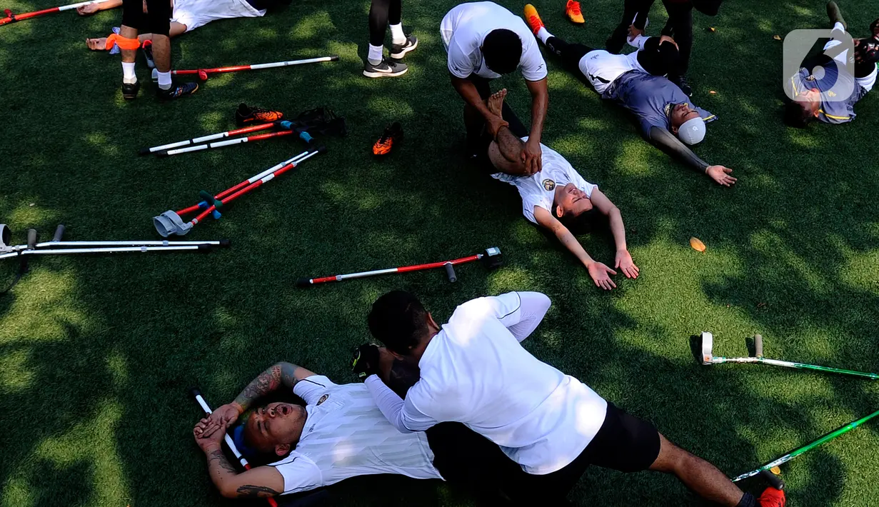 Pemain Timnas Amputasi Indonesia saat mengikuti latihan fisik jelang Piala Dunia Amputasi 2022 di Sports Club Serena Mansion, Jakarta Selatan, Selasa (5/7/2022). Mereka akan berlaga di Piala Dunia Sepak Bola Amputasi atau World Amputee Football Federation (WAFF) World Cup 2022 di Turki pada Oktober 2022. (merdeka.com/Arie Basuki)
