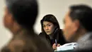 Terdakwa Artha Meris Simbolon saat mendengarkan keterangan saksi di Pengadilan Tipikor, Jakarta, (12/10/14). (Liputan6.com/Miftahul Hayat)  