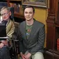 Stephen Hawking dan Jim Parsons dalam The Big Bang Theory (IMDb/ CBS/ SONJA FLEMMING - © 2012 Warner Bros.)