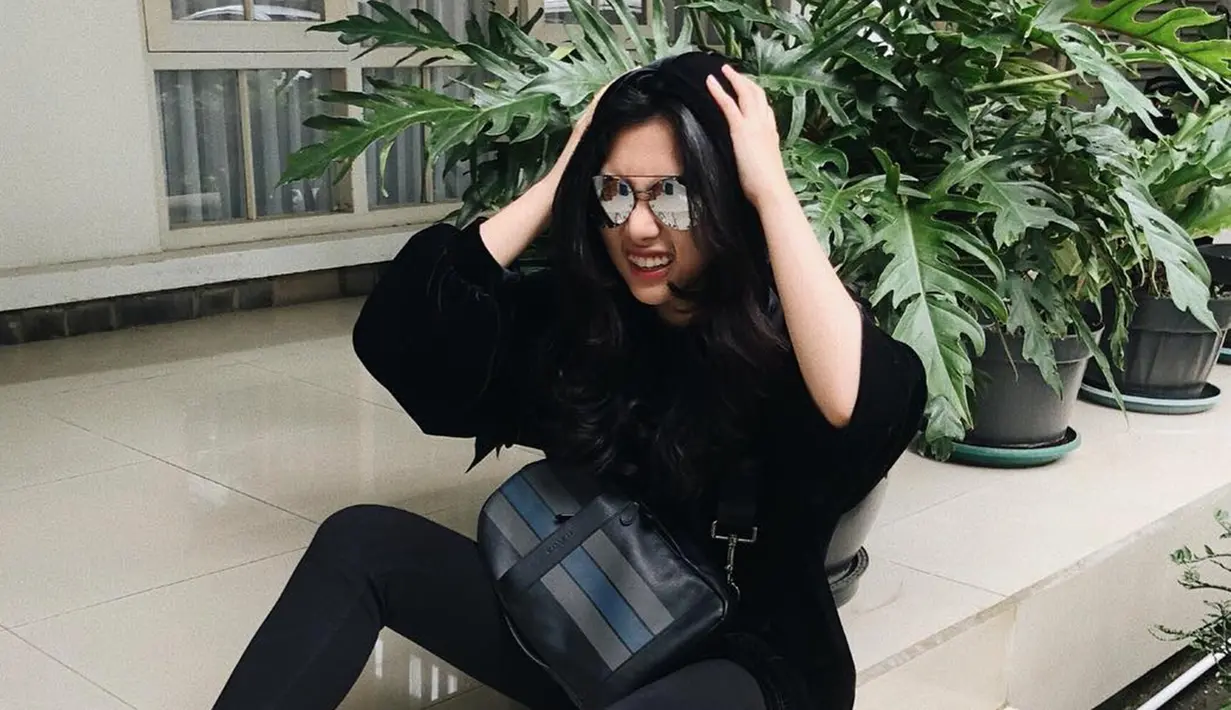 Tak hanya saat aksi panggung saja, namun gaya casual Isyana serba hitam ini juga tetap terlihat stylish. Ia bahkan menambah gaya penampilannya dengan kacamata hitam serta sling bag senada. (Liputan6.com/IG/@isyanasarasvati)