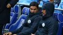 Pelatih Manchester City Pep Guardiola (kanan) dan asistennya Mikel Arteta menunggu pertandingan Cardiff City kontra Manchester City di Cardiff City Stadium, Cardiff, Wales, 22 September 2018. Arsenal dikabarkan akan segera meresmikan Arteta sebagai pelatih baru. (Photo by Geoff CADDICK/AFP)