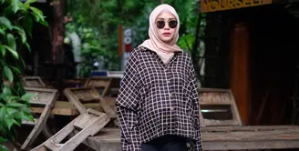 Zaskia Mecca bersama saudaranya membuka bisnis busana muslim yang diberi nama Meccanism. Tokonya kini sudah tersebar luas di Indonesia. (Foto: instagram.com/zaskiadyamecca)