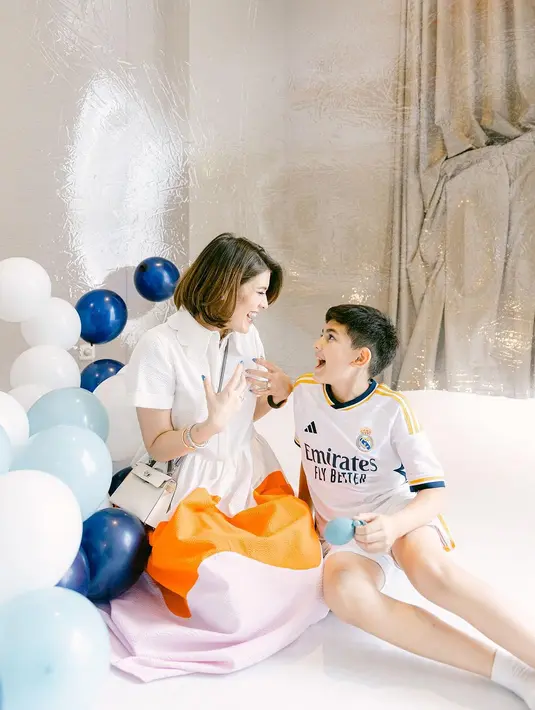 Menurutnya, anak pertamanya, Quenzino Acana Naif suka dengan sepak bola. Sedangkan anak keduanya Zenecka Acana Naif suka dengan tokoh spiderman. [Instagram/carissa_puteri]
