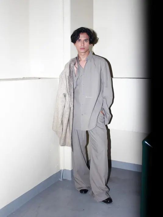 Tak hanya atasan celana jumbo juga tak ketinggalan menekankan style oversize Jourdy Pranata. Aksen hitam pada sepatu memperkuat kesan elegan pada baju oversize berwarna abu-abu ini. (Liputan6.com/IG/@jourdy.pranata)