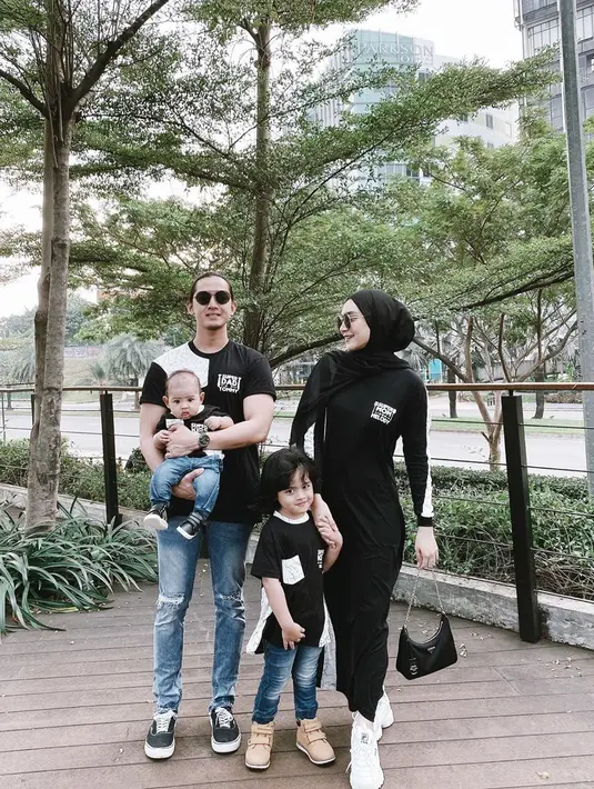 Hebatnya, Melody pun mengurus buah hatinya seorang diri tanpa bantuan baby sitter. Ia pun jadi merasakan betapa repotnya mengurus anak tanpa bantuan orang lain.  (Instagram/melodyprima)