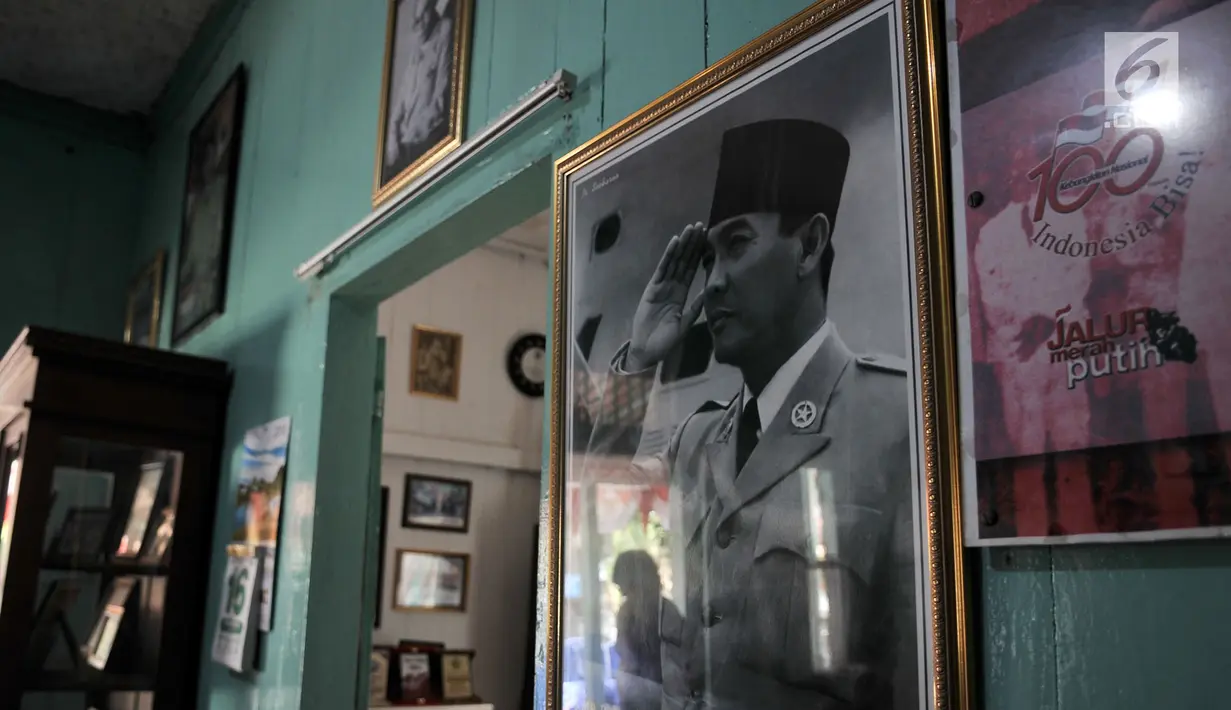 Foto presiden pertama Indonesia di Rumah Pengasingan Sukarno dan Mohammad Hatta di Rengasdengklok, Karawang, Jawa Barat, Kamis (16/8). Rumah ini menjadi tempat penyusunan teks proklamasi kemerdekaan Indonesia. (Merdeka.com/Iqbal Nugroho)