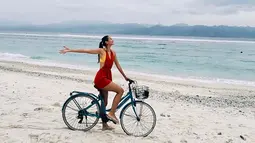 Tak hanya menjelajah pegunungan, wanita alumni Universitas Airlangga ini juga suka dengan keindahan pantai. Model cantik ini tampil modis saat berkunjung ke Gili Trawangan, Lombok. (Liputan6.com/IG/@ayumaulida97)