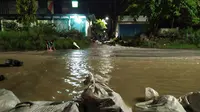 Melihat Aksi Bocah Bikin Bendungan Saat Banjir di Jalan Raya Raci Surabaya