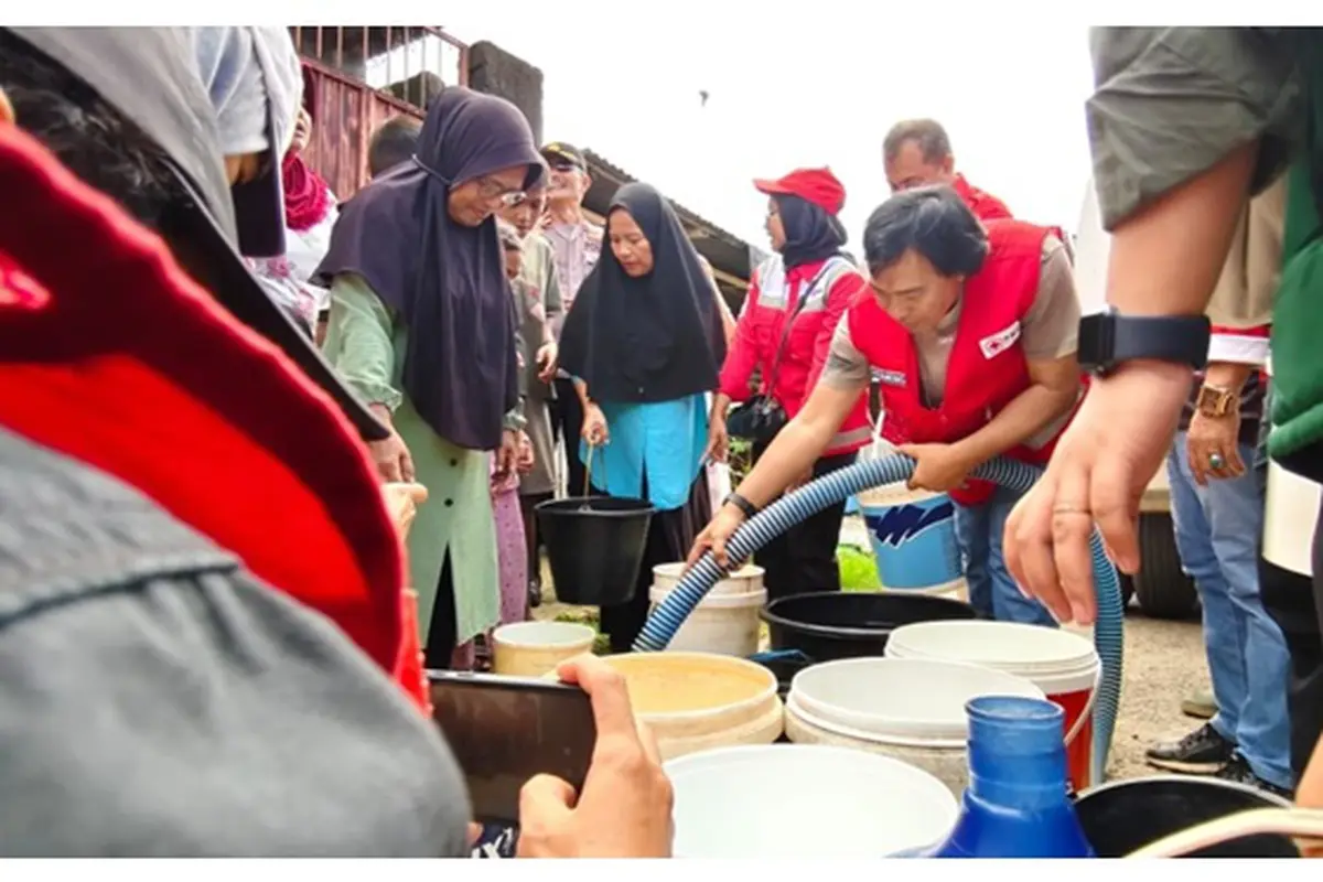 6 Potret Komeng Jadi Relawan di Padang, Hibur Korban Banjir dengan Canda Khasnya