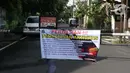 Spanduk tentang pembatasan aktivitas terpampang di pintu masuk perumahan di kawasan Cideng, Jakarta, Kamis (2/4/2020). Pemerintah menetapkan Pembatasan Sosial Berskala Besar dengan membatasi kegiatan tertentu penduduk di wilayah yang diduga terinfeksi COVID-19. (Liputan6.com/Helmi Fithriansyah)