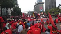 Sejumlah elemen massa yang tergabung dalam aksi demo 28 Oktober 2019 mulai memadati kawasan Thamrin Jakarta Pusat. (Liputan6.com/Muhammad Radityo Priyasmoro)