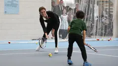 Kate Middleton berlatih bersama seorang anak saat mengunjungi Lawn Tennis Association di Pusat Tenis Nasional, London, Senin (31/10). Kate yang tengah hamil anak ketiga itu tampak mengenakan pakaian serba sporty. (Daniel LEAL-OLIVAS/POOL/AFP)