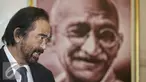 Surya Paloh memberikan penjelasan kepada awak media di DPP Partai Nasional Demokrat, Jakarta, Selasa (16/2). Paloh membahas isu terkini salah satunya dukungan NasDem untuk Basuki T Purnama kembali menjadi Gubernur Jakarta. (Liputan6.com/Faizal Fanani)