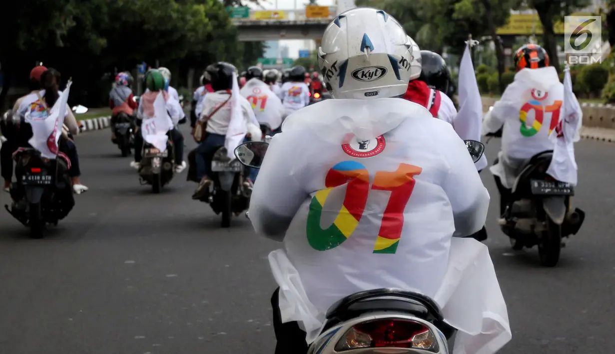 Relawan capres dan cawapres nomor urut 01 Joko Widodo atau Jokowi dan Ma'ruf Amin menggelar konvoi menuju lokasi debat Pilpres 2019 di Jakarta, Minggu (17/2). Massa memberi dukungan untuk Jokowi yang akan mengikuti debat. (Liputan6.com/JohanTallo)