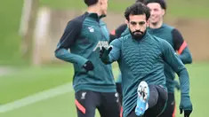 Gelandang Liverpool, Mohamed Salah melakukan pemanasan dalam sesi latihan di tempat latihan Liverpool FC di Liverpool, Inggris (4/4/2022). Liverpool akan bertanding melawan Benfica pada leg pertama perempat final Liga Champions di Estadio Da Luz, Portugal. (AFP/Paul Ellis)