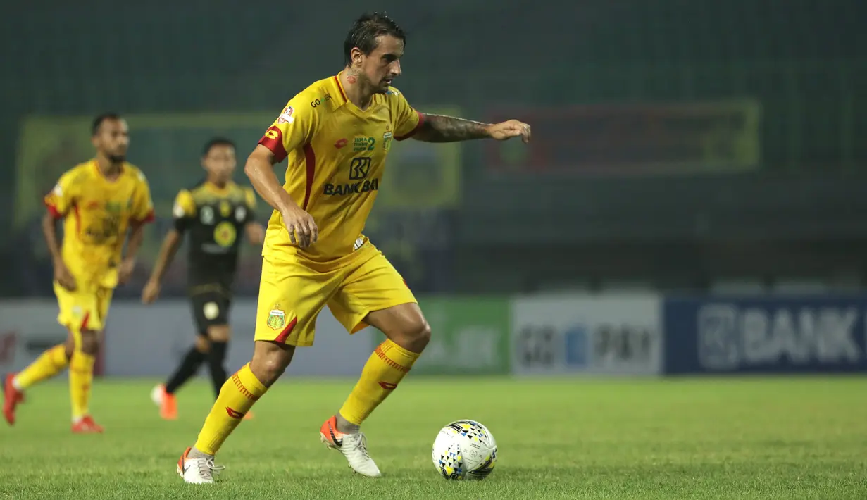 Gelandang Bhayangkara FC, Flavio Junior, menggiring bola saat melawan Barito Putera pada laga Liga 1 2019 di Stadion Patriot, Bekasi, Selasa (29/5). Bhayangkara menang 4-2 atas Barito. (Bola.com/Yoppy Renato)