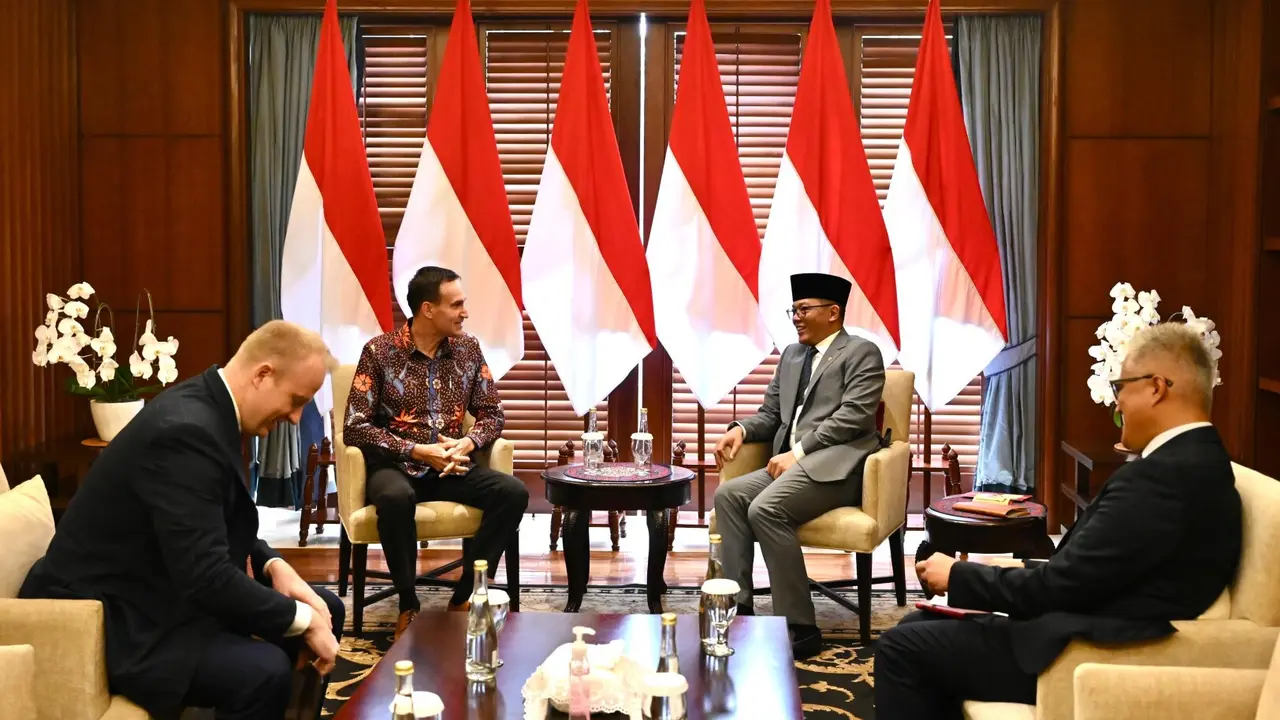 Duta Besar Finlandia untuk Indonesia Pekka Kaihilahti (kiri) dan Menteri Luar Negeri RI Sugiono (kanan) di Kemlu RI, Kamis (5/6/2025). (Dok. Kemlu RI)