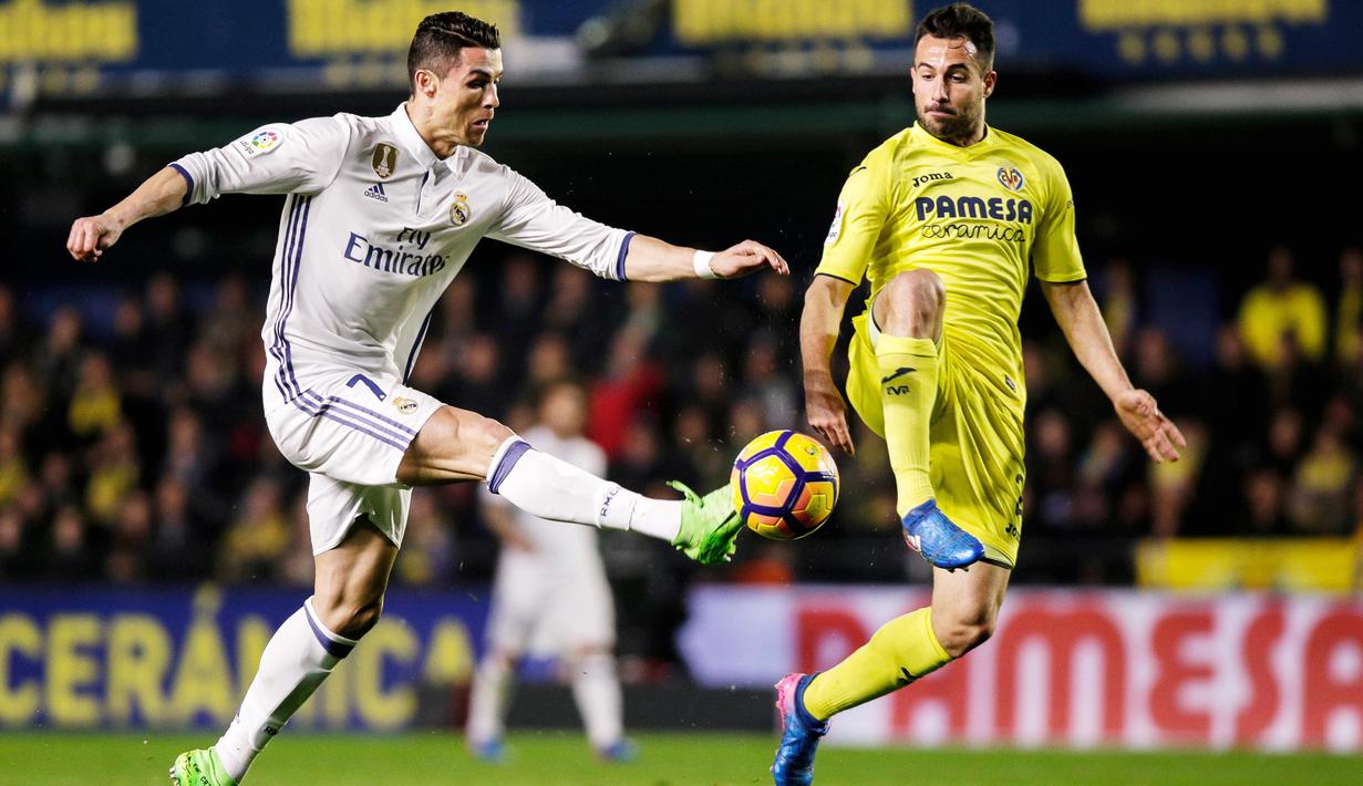 Striker Real Madrid, Cristiano Ronaldo, berebut bola dengan bek Villareal, Mario Gaspar, pada laga La Liga Spanyol di Stadion El Madriga, Minggu (26/2/2017). Cristiano Ronaldo meraih gelar pemain terbaik FIFA 2017. (EPA/Biel Alino)