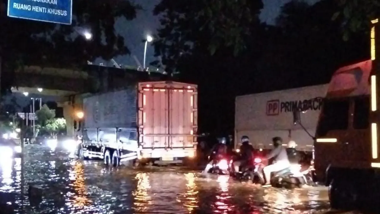 Jalan Jenderal Sudirman, Bekasi Barat, dikepung banjir setinggi 50-100 sentimeter, Selasa (4/3/2025). (Liputan6.com/Bam Sinulingga)