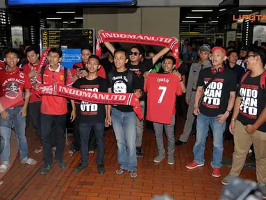 Para fans Owen pun segera meneriakkan yel-yel untuk menyambut penyerang yang terkenal dengan lari cepatnya itu (Liputan6.com/ Helmi Fithriansyah)