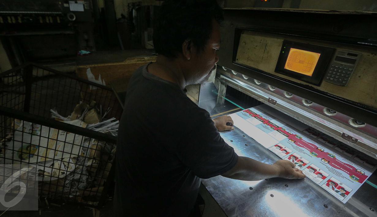 Pekerja menyelesaikan pencetakan surat suara Pemilihan Kepala Daerah di Provinsi Banten di Kawasan Industri Pulo Gadung, Jakarta, Rabu (11/1). Sebanyak 7.900.000 lembar surat suara dicetak oleh PT Dian Rakyat. (Liputan6.com/Faizal Fanani)