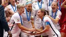 Para pemain AS mengangkat trofi usai memenangkan gelar juara Piala Dunia wanita 2015 di BC Place, Kanada, Senin (6/7/2015). Amerika berhasil mengalahkan Jepang dengan skor 5-2.  (Reuters/Michael Chow)