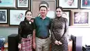 Keterangan lain saat ibu tiga anak itu mengunggah foto bersama calon Gubernur DKI Jakarta itu. Sambil ketawa dan memohon maaf, ia mengenalkan duomaia  baru. (Instagram/maiaestiantyreal)