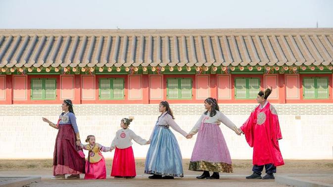 Saat berfoto menggunakan pakaian khas Korea, keluarga Andhika Pratama disebut netizen mirip dengan pemain drama bergenre kerajaan. Momen bahagia ini pun diunggah dalam media sosial keduanya.  (Liputan6.com/IG/@andhiiikapratama).